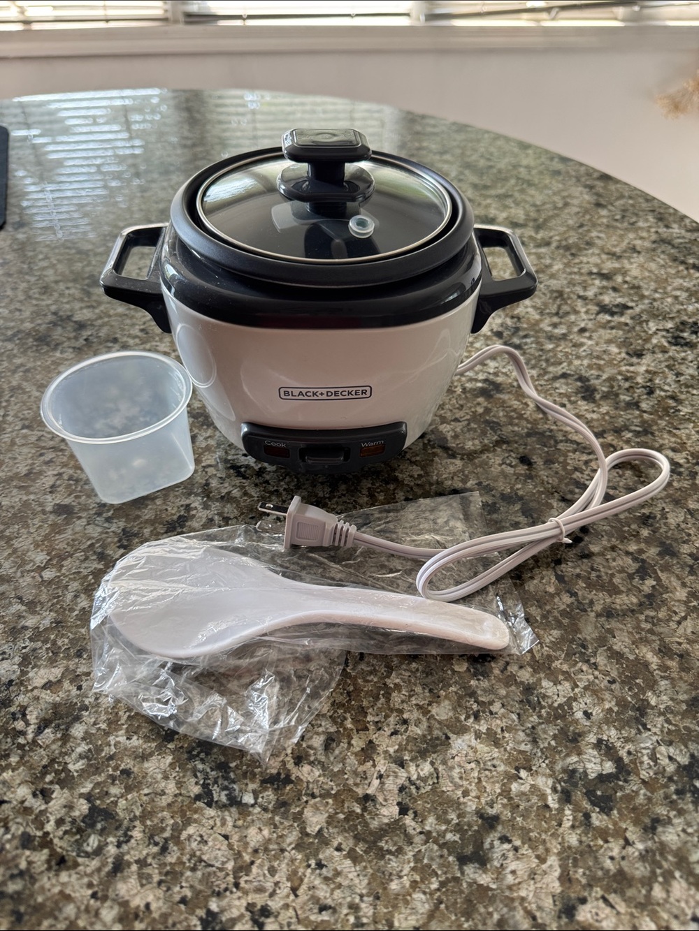 Black & Decker White and Black Mini Electric rice Cooker with Lid and Accessorie